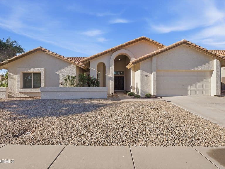 2405 W GREGG Drive photo 2