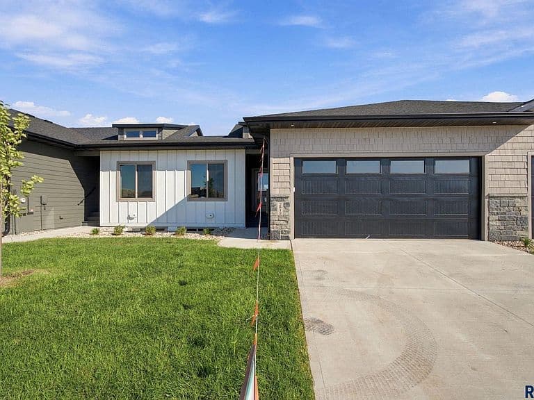 2812 E Hazelnut St photo 2