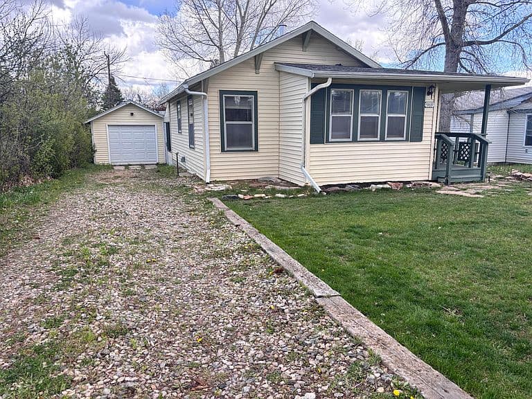 969 N Carrington Ave photo 2
