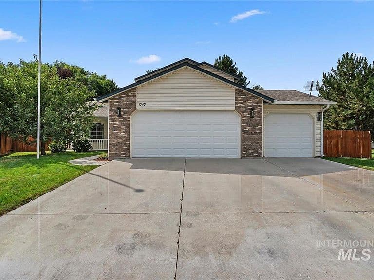 1747 N Four Point Pl photo 2
