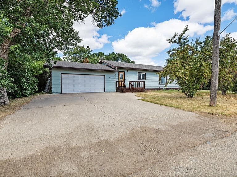 112 Pleasant Ave N photo 1