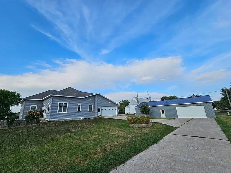 205 1st St N photo 1