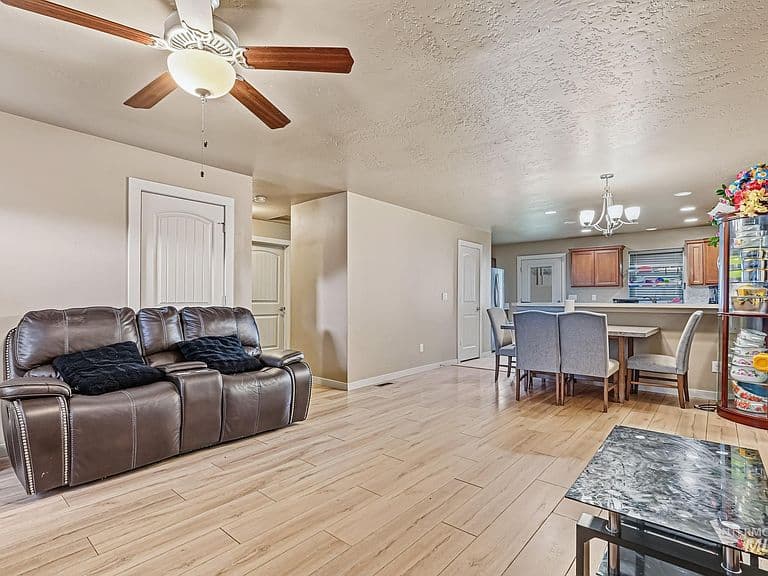 7764 N Gary Ln photo 4