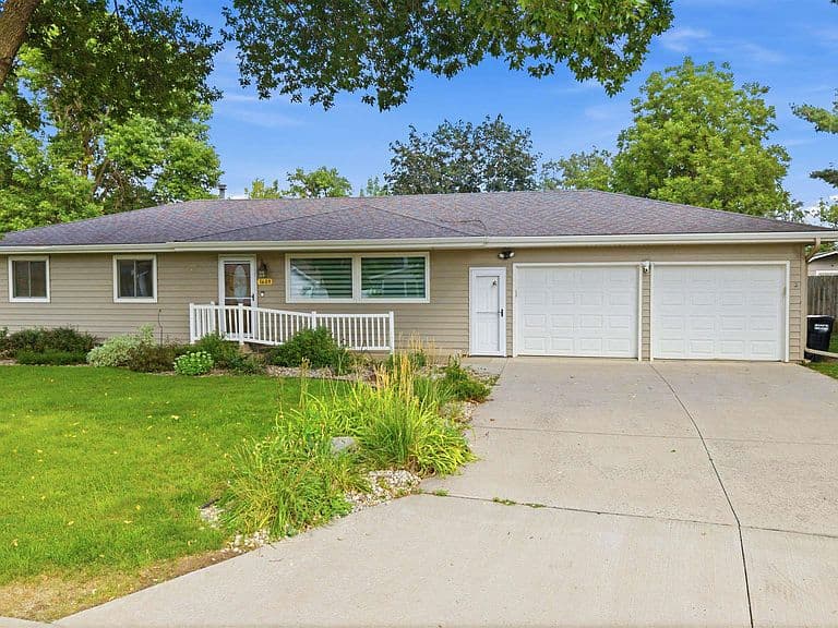 1609 E Sylvan Cir photo 2
