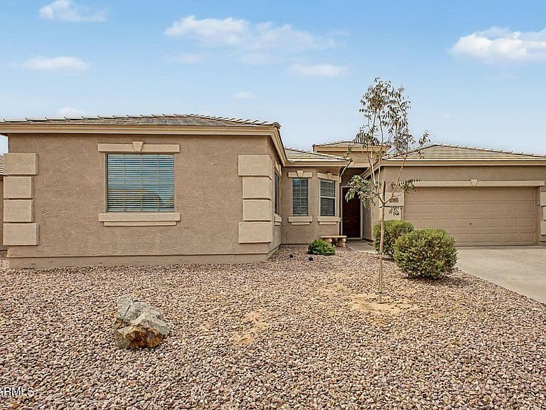 17611 W CROCUS Drive photo 2