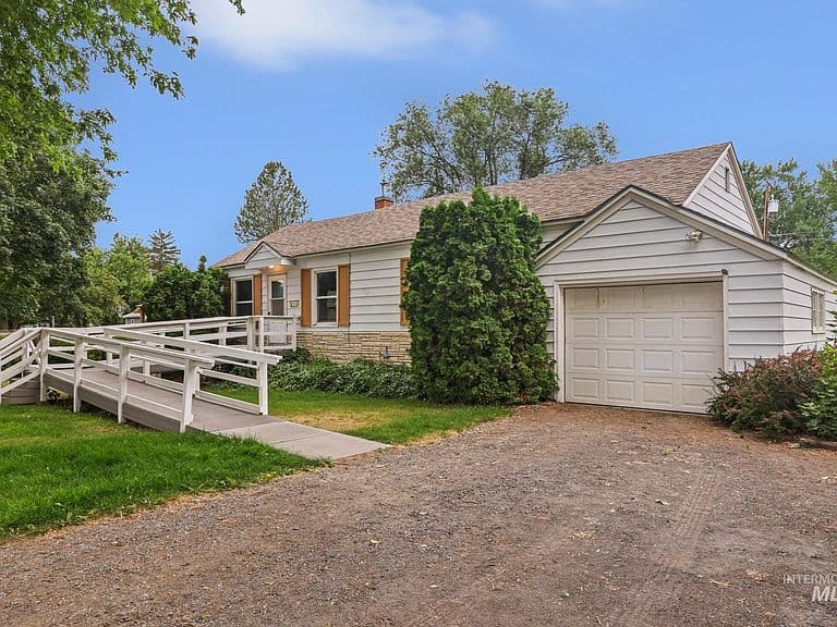 356 E Avenue B photo 1
