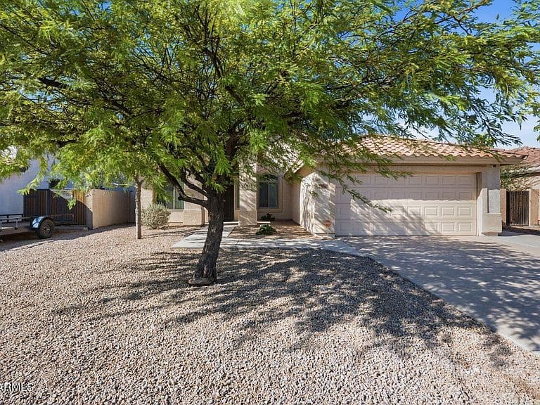 10760 W LOUISE Drive photo 2