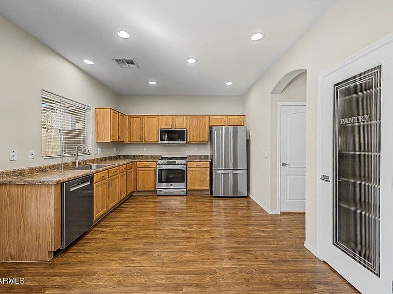 1429 E ELGIN Street photo 3