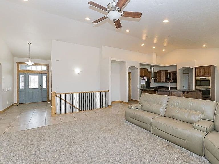 2340 Alexandra Cir photo 4