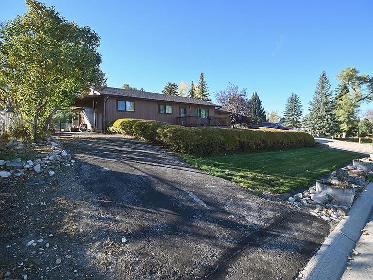606 Bridge St photo 2