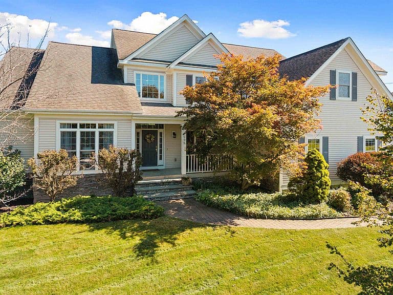 298 Baycrest Drive photo 1