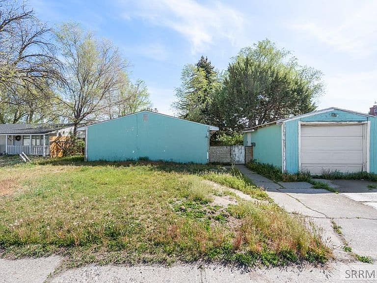 830 NE Bonneville Dr photo 2