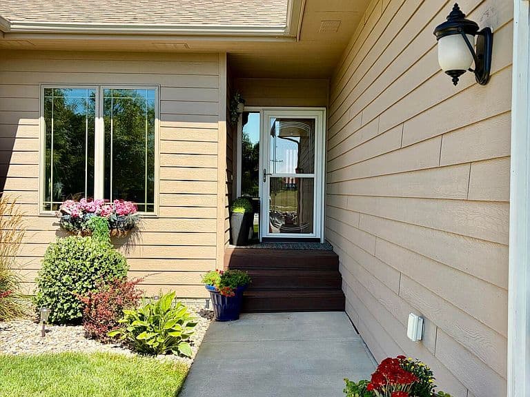 1610 Stewart Dr photo 2