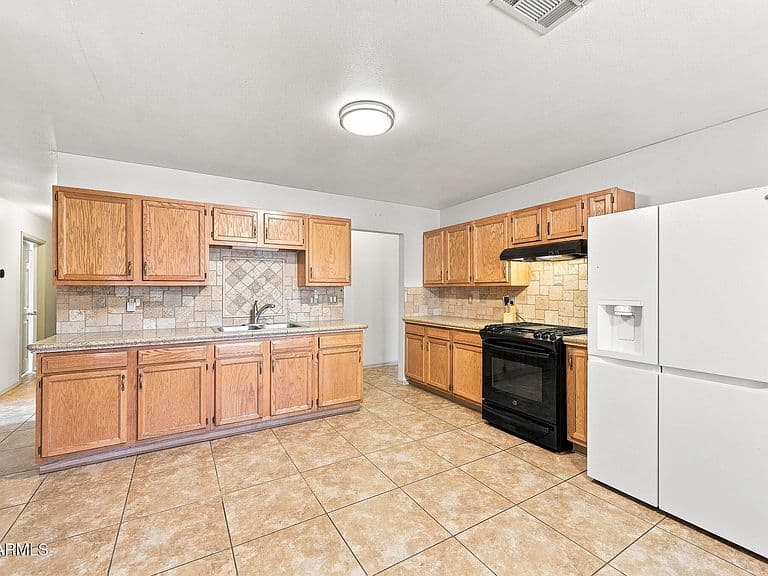 13421 N EL FRIO Street photo 4