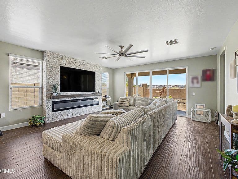 2529 N CAMDEN Drive photo 4