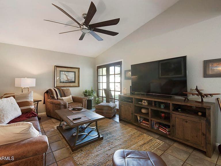 532 E RENEE Drive photo 3
