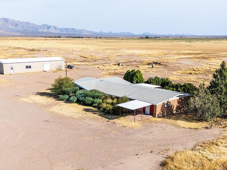 3923 W Thompson Rd photo 2