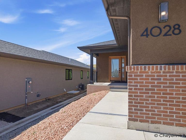 4028 Saddleback Ln photo 3