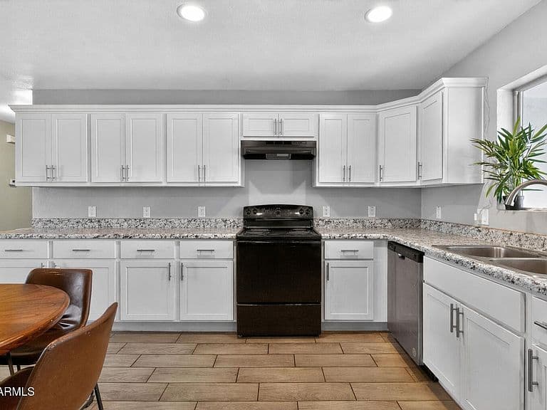 2433 W Tonto Street photo 4