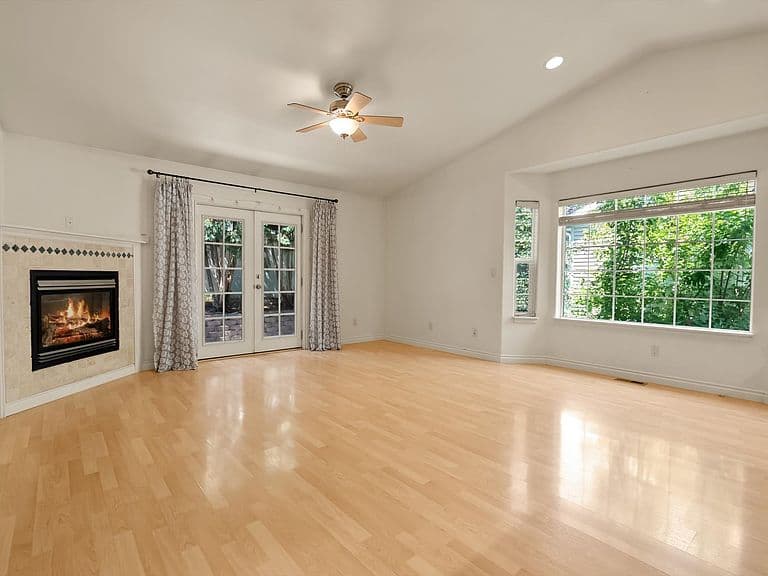 810 Ashley Dr photo 3