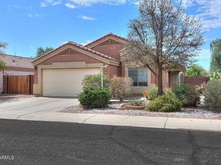 1641 E CARDINAL Drive photo 2
