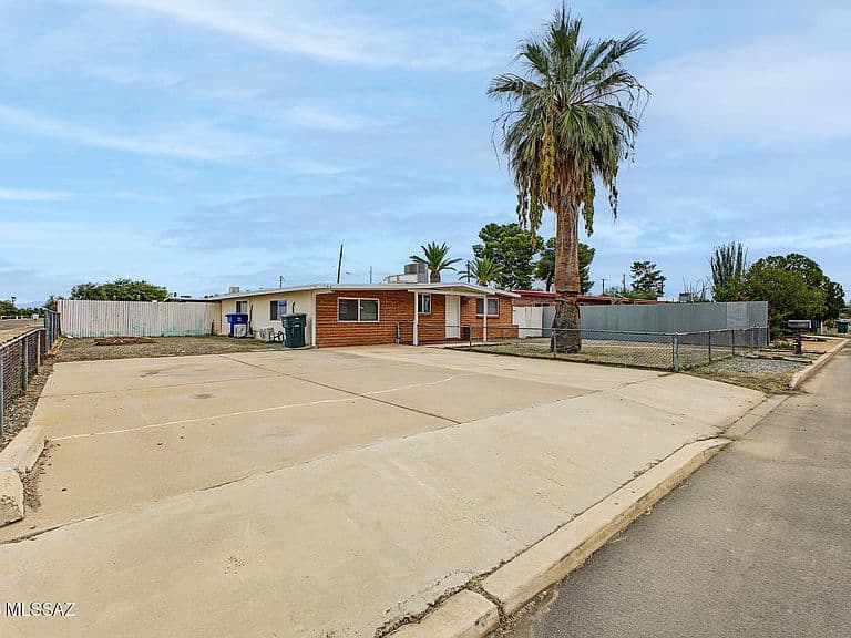 364 E Calle Arizona photo 4