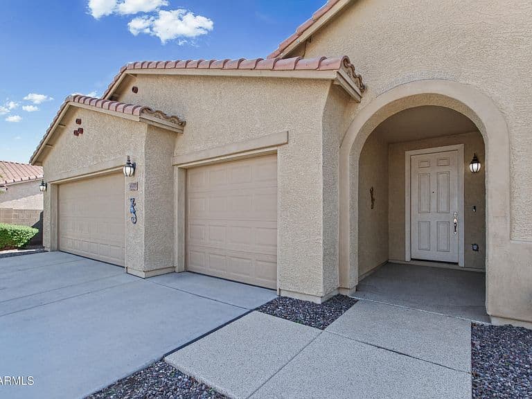 5537 W HUNTINGTON Drive photo 4