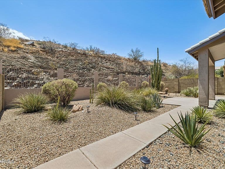 735 E GOLDENROD Street photo 2