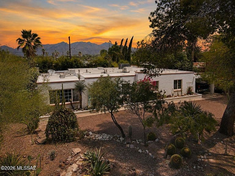 3813 E Calle De Soto photo 2