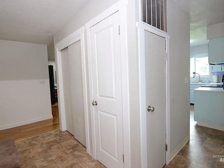 1122 N Midland Blvd photo 2