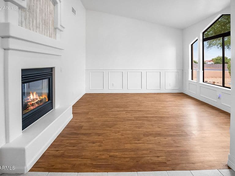 512 E JORDON Lane photo 3