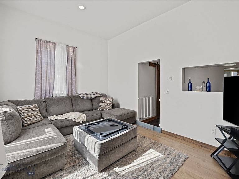 209 Curtis St photo 5
