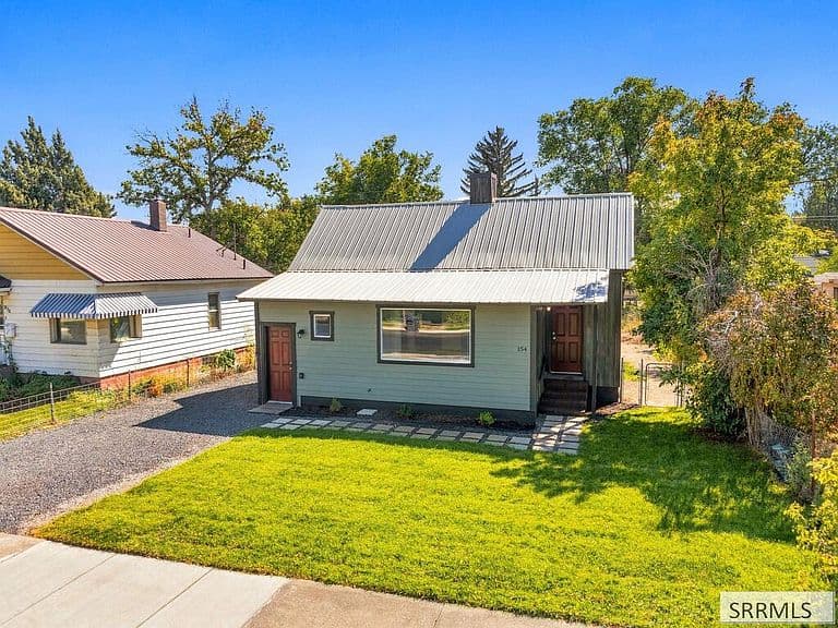 154 College St photo 2