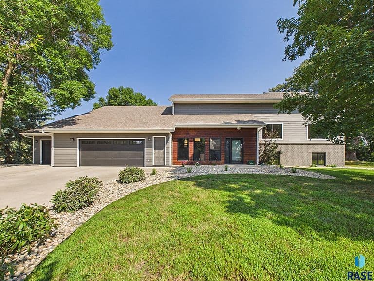 1608 E Rushmore Dr photo 1