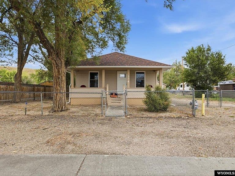206 E M St photo 1