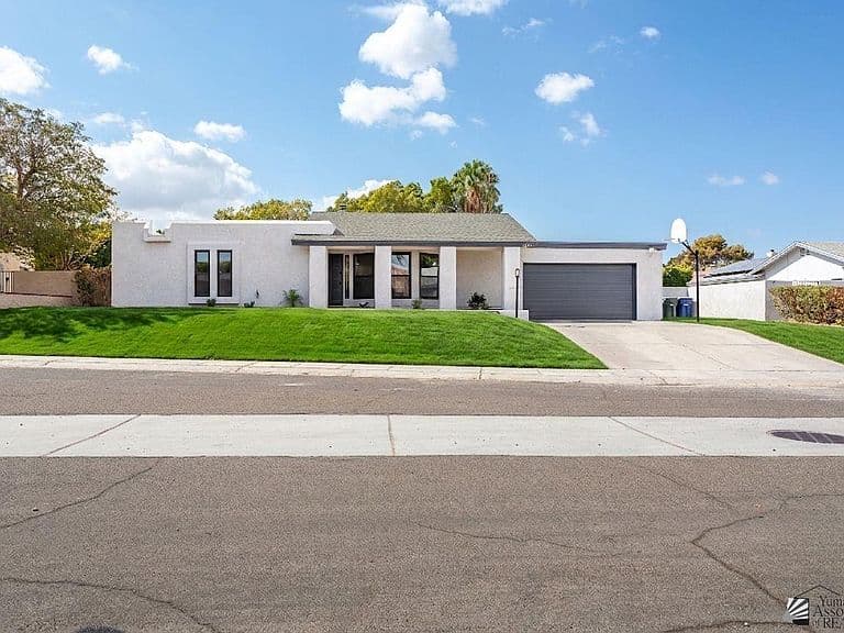 1305 W Parkway Dr photo 1