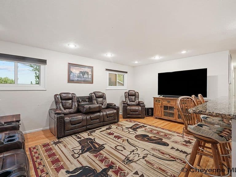 6135 Shaun Ave photo 4