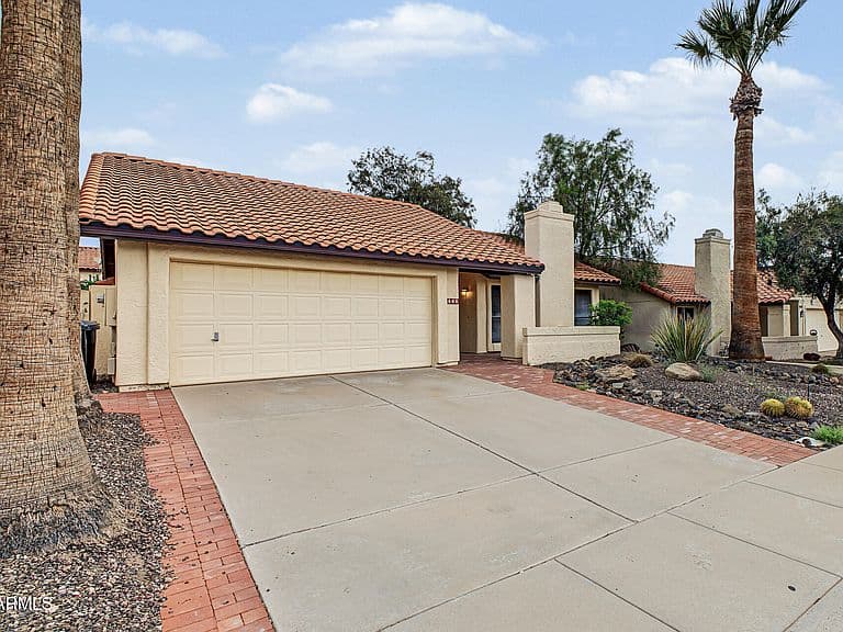 448 E SUSAN Lane photo 3