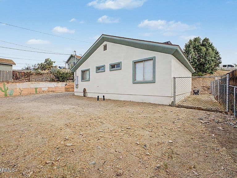 539 N MADISON Street photo 4