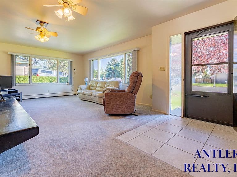 920 Aspen Dr photo 3