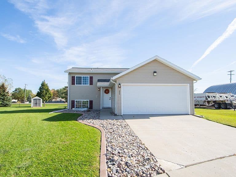 223 Maple Pointe Blvd photo 2