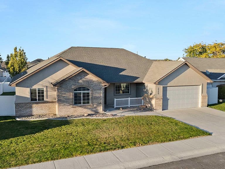 2749 Longbow Dr photo 4