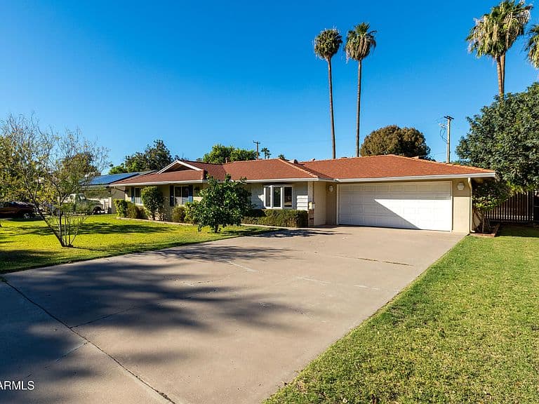 702 W RANCHO Drive photo 4