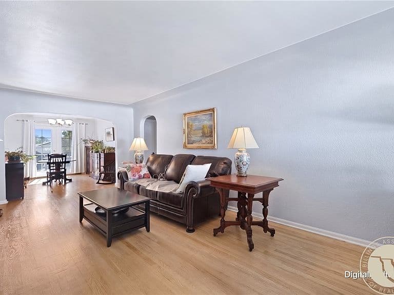 1210 Harvard Ave photo 3