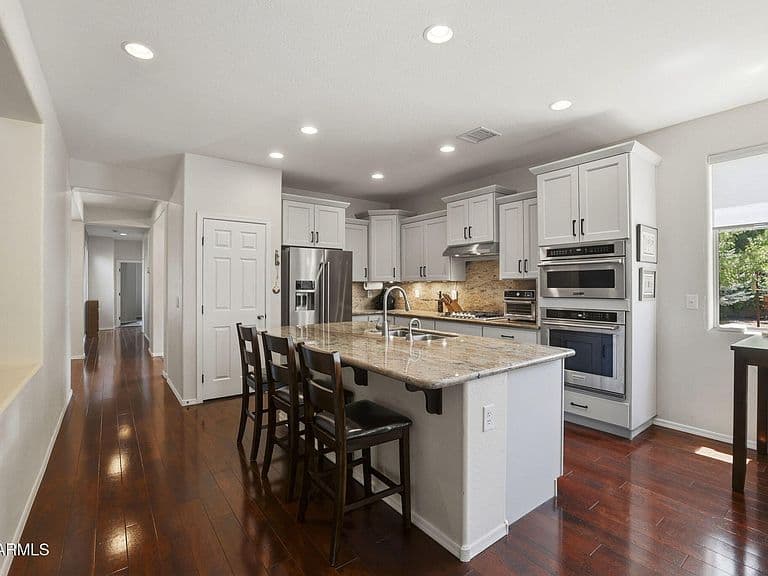 1048 N HOBBLE STRAP Street photo 2