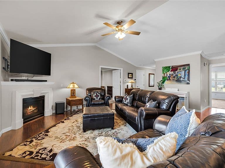 1217 Crystal Lake Ln photo 2