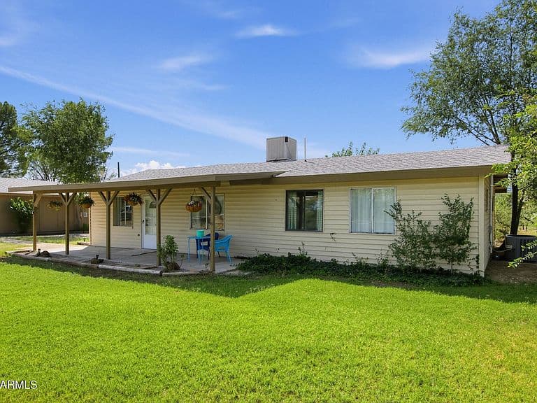 1095 E Quarterhorse Lane photo 2