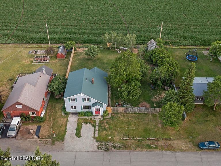 862 Highland St photo 3