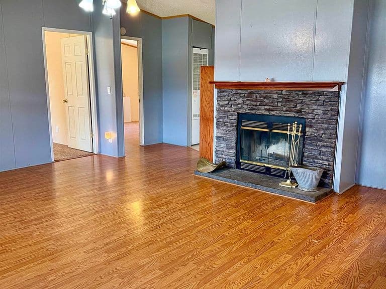 422 Morgan Ave photo 3