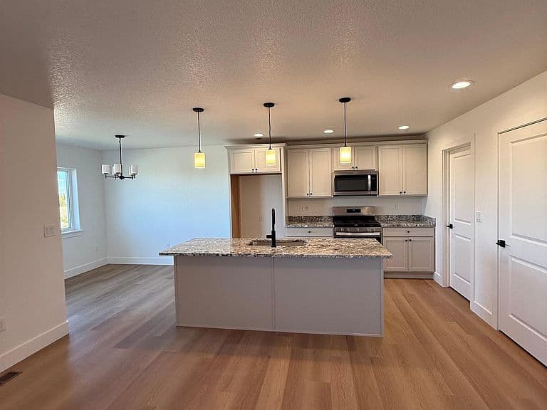 2085 Heathrow Ave photo 3